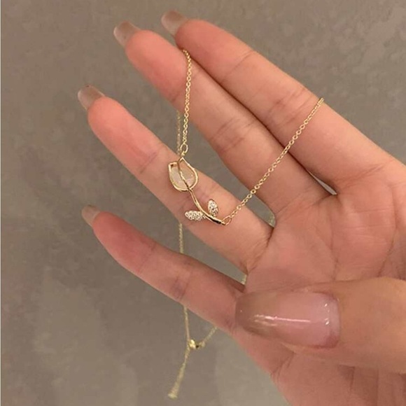 Jewelry - ⚠️Clearance Floral Charm Necklace Yellow Gold